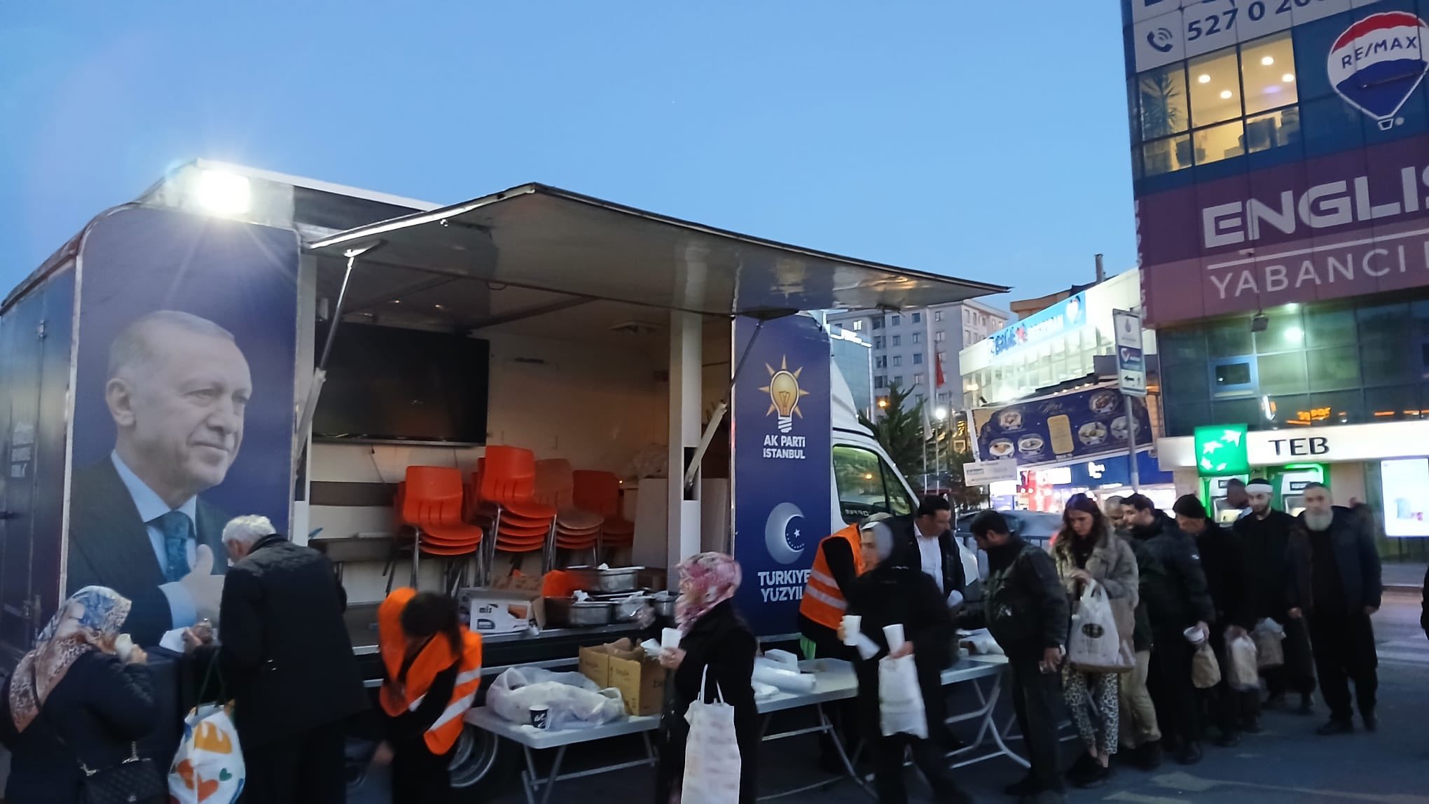 Madenler Meydanı’nda İftar Vaktinde Çorba İkramı